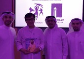إهداء نسخة من كتاب الشيخ محمد «ومضات من فكر» للنجم العالمي جاكي تشان