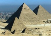 أهرامات الجيزة وأبو الهول باللون الأزرق في يوم الأمم المتحدة