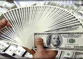 الدولار ينزل من أعلى مستوى في شهرين ونصف والأنظار على بيانات أميركية