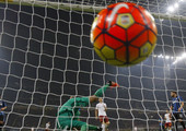 انتر ميلان يهزم روما ليتصدر الدوري الإيطالي ويوفنتوس يفوز