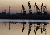 النفط يهبط 2% مع تركيز السوق على تخمة المعروض العالمي