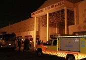شاهد الصور... الدفاع المدني يخلي مجمع اللؤلؤ بعد اندلاع حريق بأحد المحلات