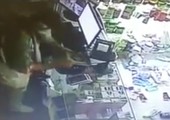 فيديو... سارق يقبل المصحف ويواصل سرقته
