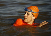 سفيرة هولندا في السودان تسبح في النيل بعد رهان على فيسبوك