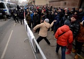 شاهد الصور... متظاهرون يرشقون السفارة التركية في موسكو بالحجارة