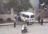 بالفيديو... صينية تعرضت للدهس فقامت تمشي لتطمئنّ على السائق