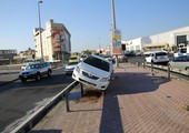 شاهد الصور... تصادم مركبتين بالسهلة يؤدي لاستقرار إحداهما بشكل أفقي على السياج