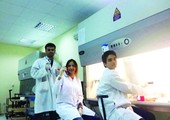 طالب يستخلص الوقود من أشجار القرم