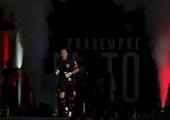 بالصور... الحارس الهداف سيني يودع الملاعب رسميا