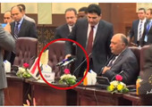بالفيديو.. وزير الخارجية المصري يرفض الجلوس أمام 