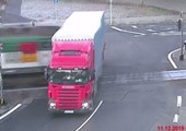 بالفيديو... سائق شاحنة ينجو بأعجوبة من حادث تصادم مع قطار