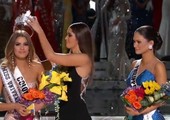 بالفيديو والصور... توّجوا ملكة جمال الكون بالخطأ ثم سحبوا التاج منها على الهواء!