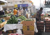 فيديو.. آسيويون يحولون الأرصفة أسواقاً