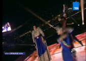 بالفيديو والصور... أحلام تصاب بكسر في رجلها ومع ذلك تلتزم تجاه حفلاتها وتغني بالجبس