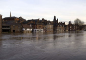 الأمطار تتسبب بانهيار جسر تاريخي في بريطانيا