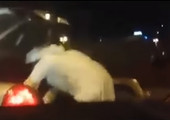 بالفيديو... خليجي يعتدي بالضرب على شاب مصري برفقة والدته ويحطم سيارتهما