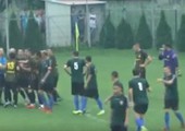بالفيديو... مدرب يقود فريقه لضرب الحكم فى الدورى الرومانى بسبب ركلة جزاء