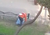 بالفيديو... سائحة في مصر تجمع القمامة معلقة لافتة 