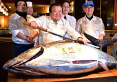 سمكة تونة عملاقة تباع بـ117 ألف دولار في اليابان