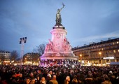 الفرنسيون يقفون دقيقة حداد على ضحايا هجمات الإرهابية العام الماضي