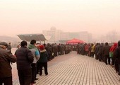 بالصور... لماذا اصطف هؤلاء لساعات بالطوابير في الصين؟