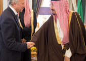 العاهل السعودي ووزير خارجية فرنسا يبحثان مستجدات الأحداث بالمنطقة