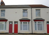 الأبواب الحمراء لتمييز بيوت طالبي اللجوء في بلدة بريطانية