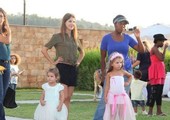 بالصور:  اناقة نانسي عجرم مع بناتها 