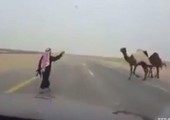أربعيني يحمل رشاشاً يوقف المارة لأجل عبور إبله!