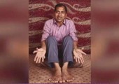 شاب يدخل 