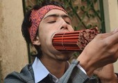 نيبالي يدخل 138 قلما في فمه دفعة واحدة