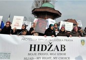 نسوة بوسنيات يحتججن على حظر الحجاب