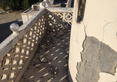 بالصور... سقوط أجزاء من مسجد الشيخ سهلان بالعكر والجعفرية تأمل إزالة المعوقات للبدء بالمشروع