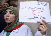 آلاف من أطباء مصر ينظمون احتجاجا بعد تعدي رجال شرطة على طبيبين
