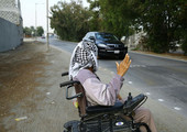 بالصور... مواطنون ومقيمون عشقوه لترحيبه المتواصل بالمارة بمدخل جد الحاج