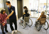 عامل يلقي 3 مسنين من شرفة دار لرعاية كبار السن في اليابان