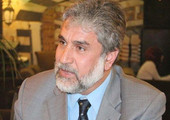 وزير الإعلام الفلسطيني يُهدي المتحدثين بملتقى 