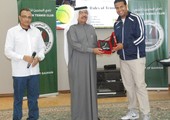 خميس المقلة يقدم الشهادات للمشاركين في الدورة التدريبية للحكام