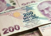الليرة التركية تهبط لأدنى مستوى في شهر أمام الدولار