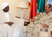 القائد العام لقوة الدفاع يستقبل السفير السوداني