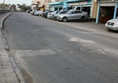 بالصور... مواطنون يشكون تضرر سياراتهم لوجود حفرة مهملة على شارع 14 بجدحفص