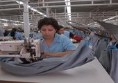 عاملات في تونس يتولين إدارة مصنع أعلن إفلاسه