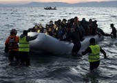 خفر السواحل التركي يضرب زورقاً للمهاجرين بالعصي