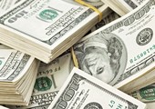 الدولار يواجه ضغوطا بعد خفض توقعات رفع الفائدة الأميركية