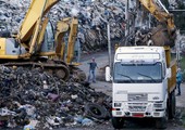 شاحنات بدأت برفع النفايات في لبنان