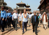بالصور... الأمير هاري يقوم بزيارة للنيبال