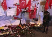 بالصور...سياح أجانب يضعون الزهور بموقع التفجير باسطنبول حداداً على الضحايا