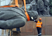 أوكرانيا تزيل تمثالاً ضخماً للينين وتذيع الحدث على 