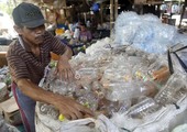 إندونيسي يحول القمامة في جاكرتا إلى مصدر رزق 