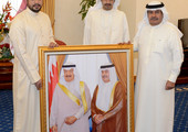 سمو الشيخ علي بن خليفة يستقبل المصور البحريني أحمد عبدالله علي العبدالله   
